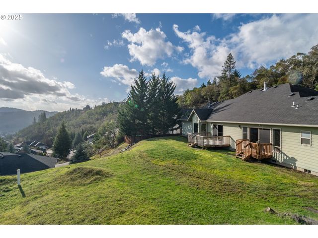 1737 Ne SHALE Ct, Roseburg, OR 97470