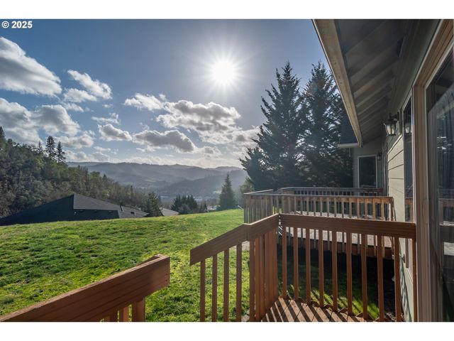 1737 Ne SHALE Ct, Roseburg, OR 97470