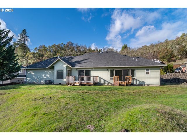 1737 Ne SHALE Ct, Roseburg, OR 97470
