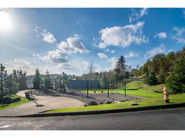 1737 Ne SHALE Ct, Roseburg, OR 97470