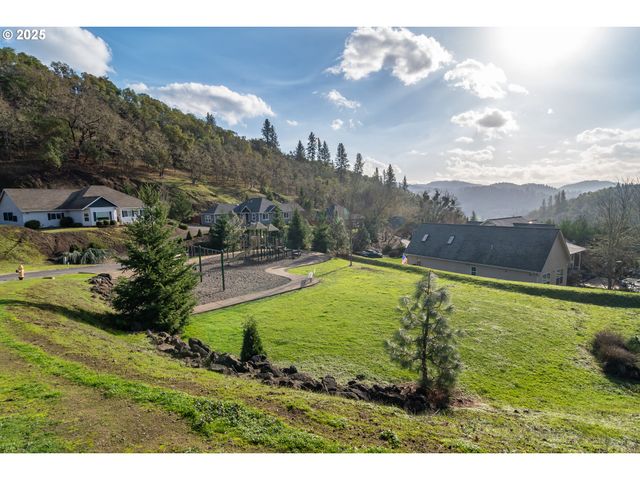 1737 Ne SHALE Ct, Roseburg, OR 97470