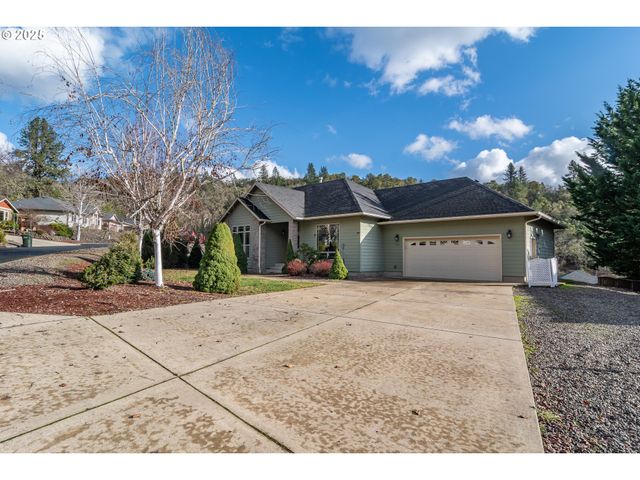 1737 Ne SHALE Ct, Roseburg, OR 97470