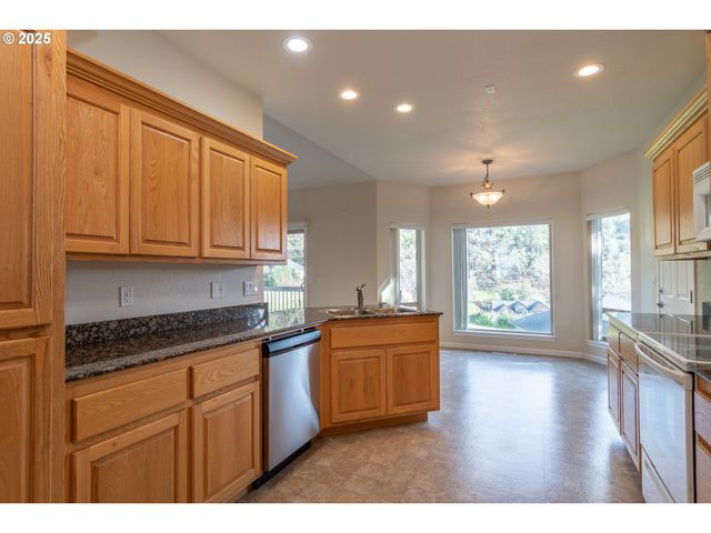 1737 Ne SHALE Ct, Roseburg, OR 97470