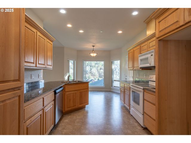 1737 Ne SHALE Ct, Roseburg, OR 97470