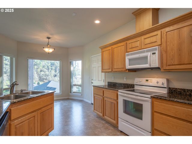 1737 Ne SHALE Ct, Roseburg, OR 97470