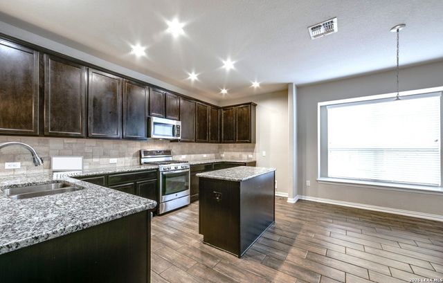 7931 HEADWATERS TRL, San Antonio, TX 78254
