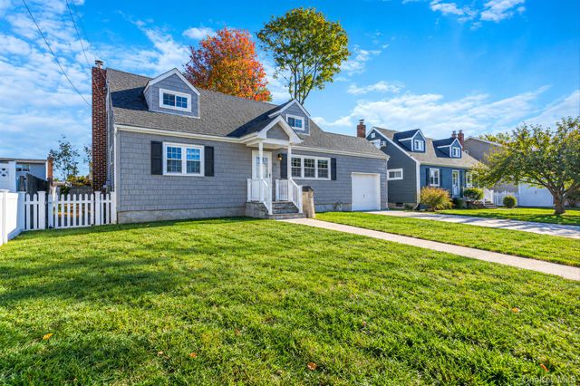 1025 N Greene Avenue, Lindenhurst, NY 11757