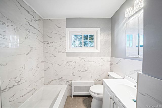 1025 N Greene Avenue, Lindenhurst, NY 11757