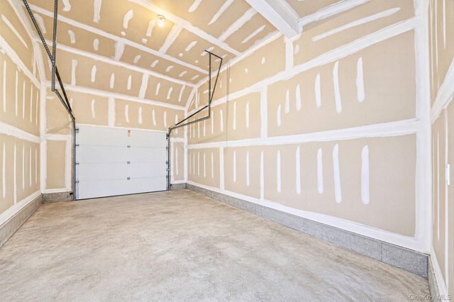 1025 N Greene Avenue, Lindenhurst, NY 11757