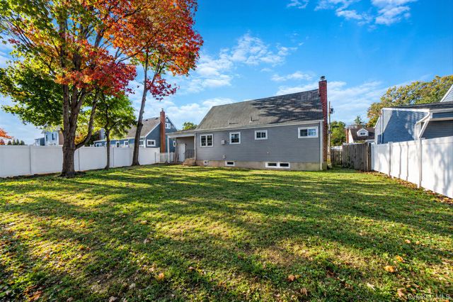 1025 N Greene Avenue, Lindenhurst, NY 11757