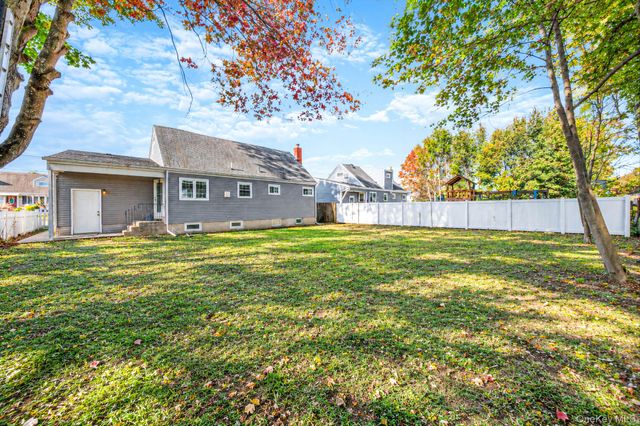 1025 N Greene Avenue, Lindenhurst, NY 11757