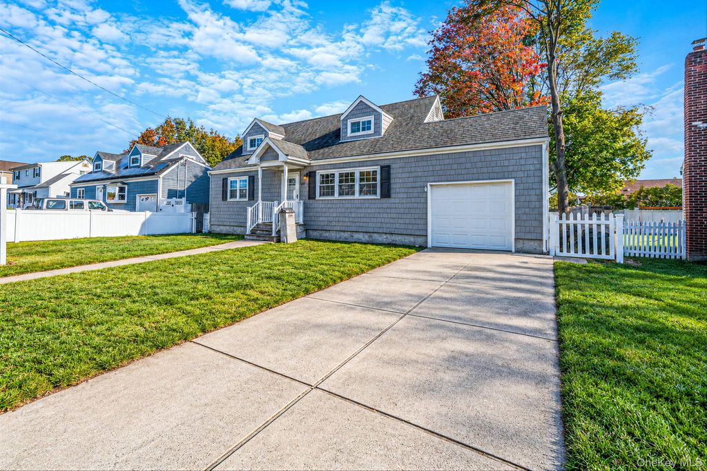 1025 N Greene Avenue, Lindenhurst, NY 11757