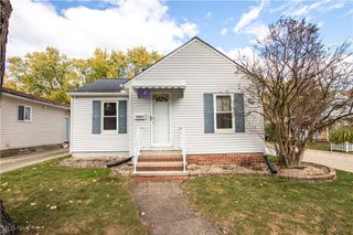10004 Manoa Avenue, Brooklyn, OH 44144
