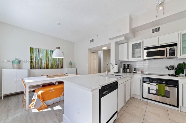 2067 S Ocean Drive TH5, Hallandale Beach, FL 33009