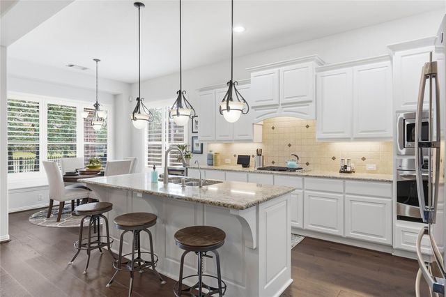 11 Kayak Ridge Drive, The Woodlands, TX 77389