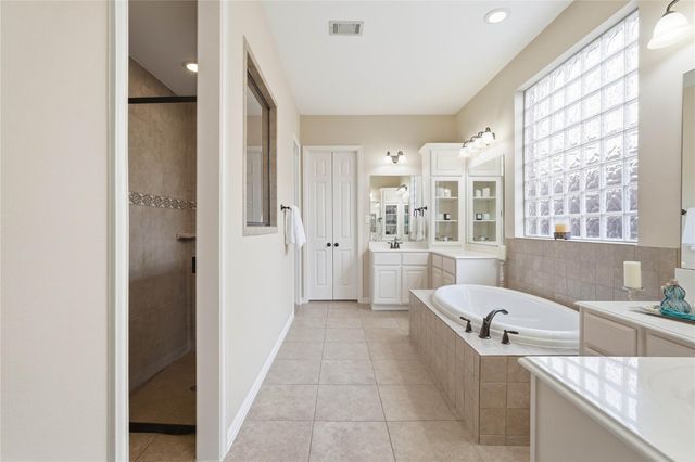 11 Kayak Ridge Drive, The Woodlands, TX 77389