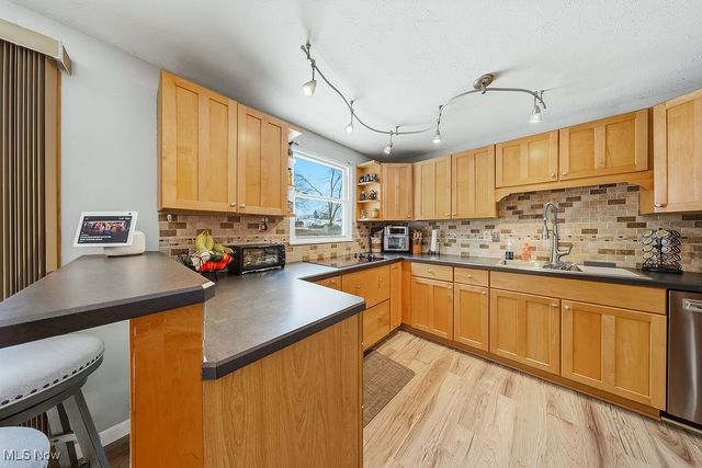 887 Ridgeview Drive, Medina, OH 44256