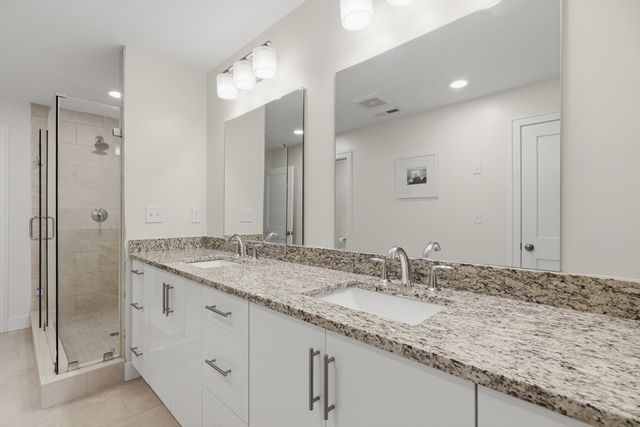 13 Paddock Ln 13, Woburn, MA 01801