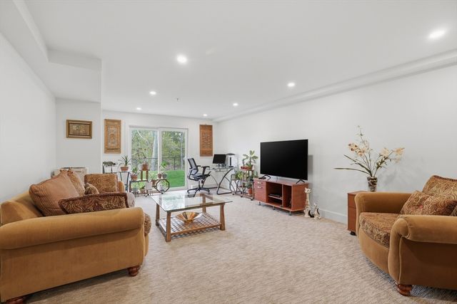13 Paddock Ln 13, Woburn, MA 01801
