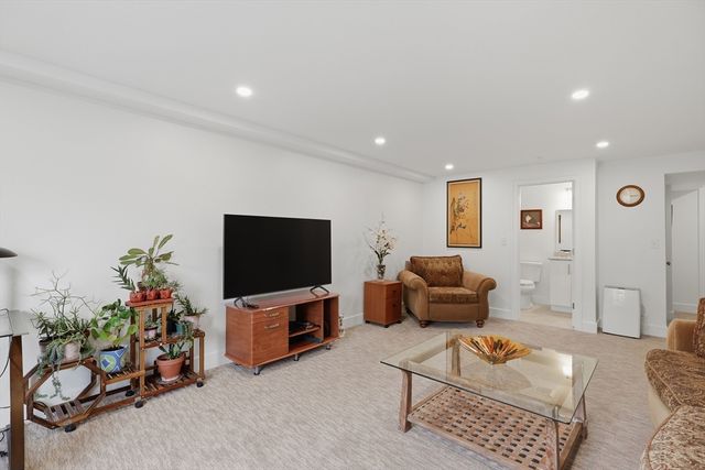13 Paddock Ln 13, Woburn, MA 01801