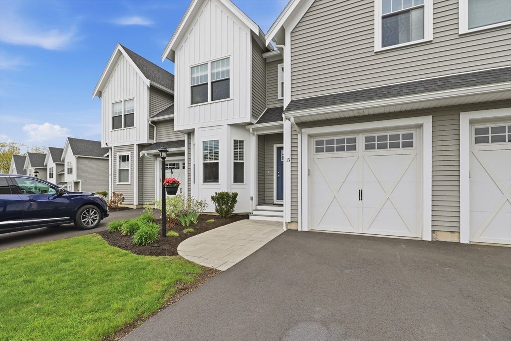 13 Paddock Ln 13, Woburn, MA 01801