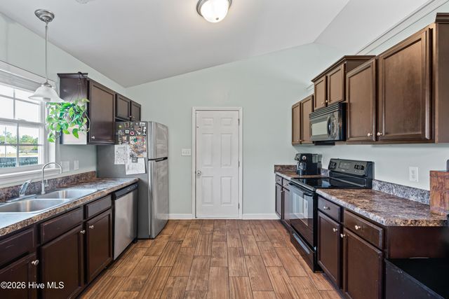 211 Lockwood Court, Hubert, NC 28539