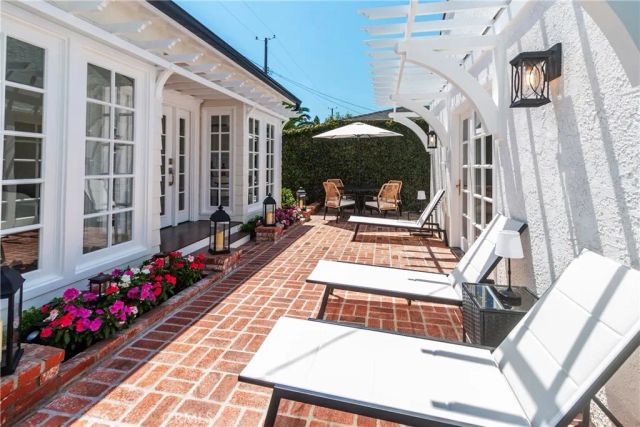 220 S Reese Place, Burbank, CA 91506
