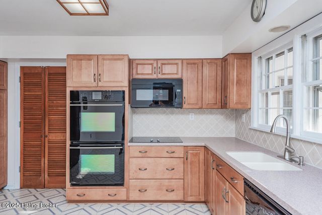 8308 Dinah Way, Louisville, KY 40242