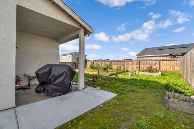 102 E Tyler Avenue, Visalia, CA 93291