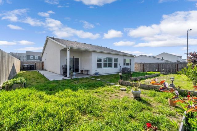 102 E Tyler Avenue, Visalia, CA 93291