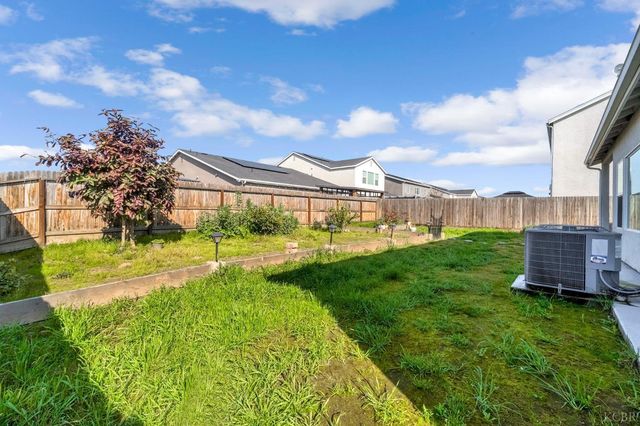 102 E Tyler Avenue, Visalia, CA 93291