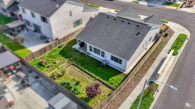 102 E Tyler Avenue, Visalia, CA 93291