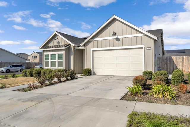 102 E Tyler Avenue, Visalia, CA 93291