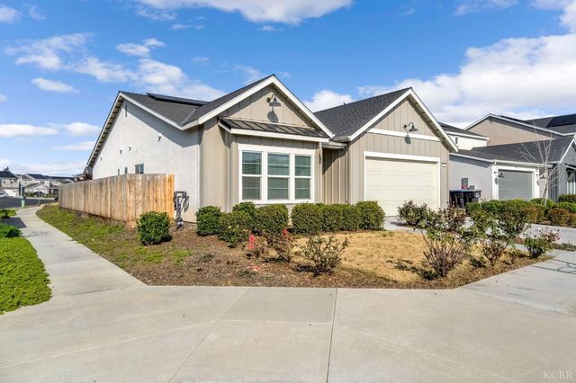 102 E Tyler Avenue, Visalia, CA 93291