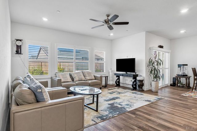 102 E Tyler Avenue, Visalia, CA 93291