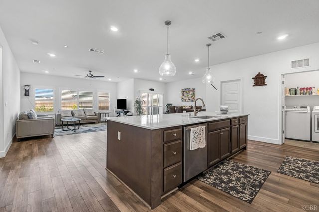 102 E Tyler Avenue, Visalia, CA 93291