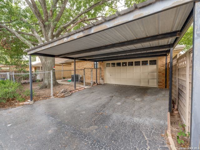 812 ROBERT DERRICK DR, Schertz, TX 78154