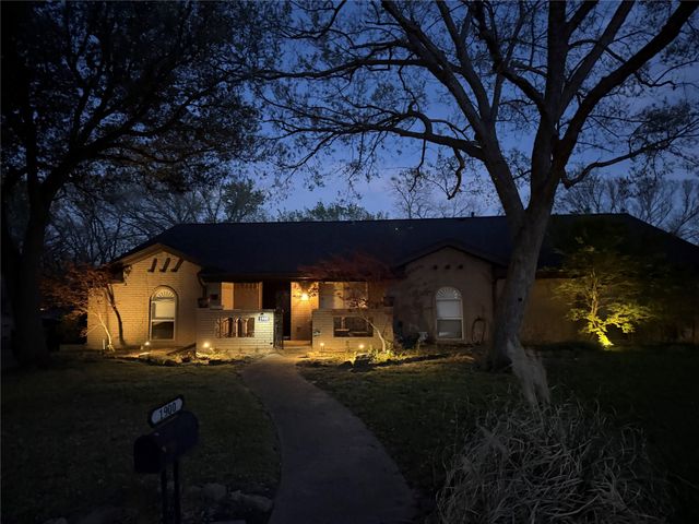 1900 Cripple Creek Drive, Euless, TX 76039