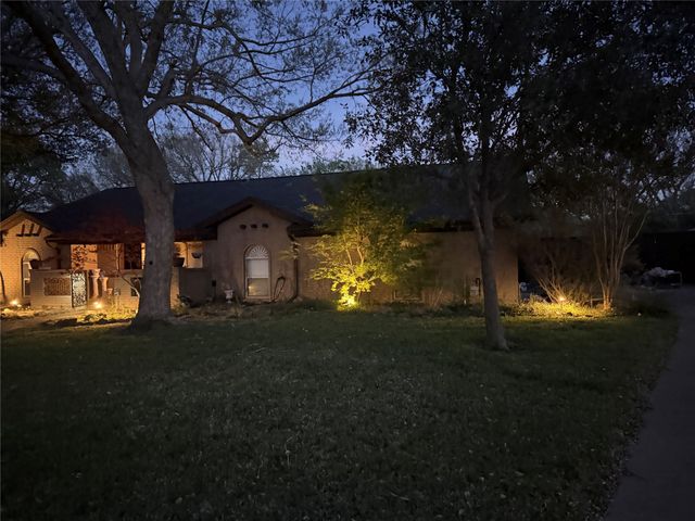 1900 Cripple Creek Drive, Euless, TX 76039