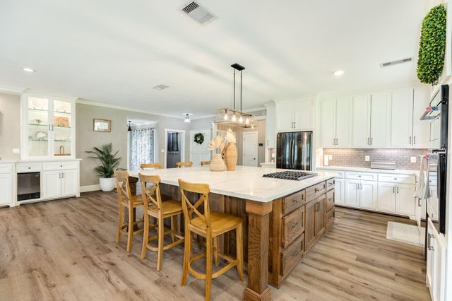 1 Buffalo Ct, Lake Jackson, TX 77566