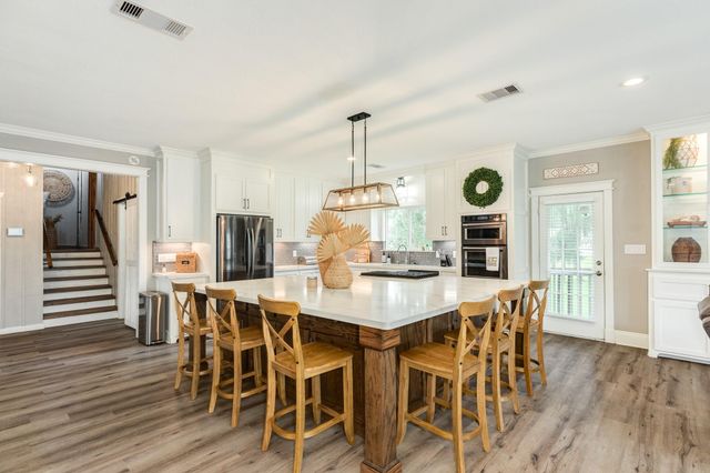 1 Buffalo Ct, Lake Jackson, TX 77566