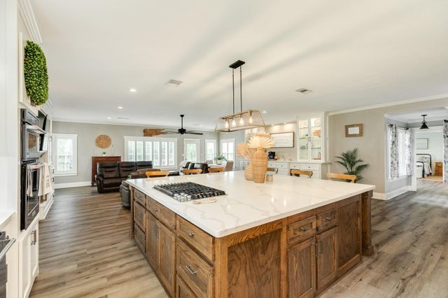 1 Buffalo Ct, Lake Jackson, TX 77566