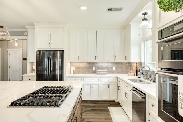 1 Buffalo Ct, Lake Jackson, TX 77566