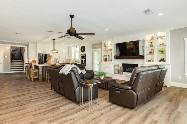 1 Buffalo Ct, Lake Jackson, TX 77566