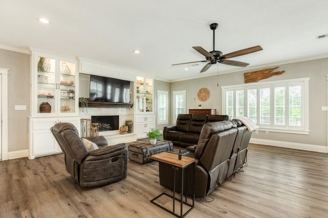 1 Buffalo Ct, Lake Jackson, TX 77566