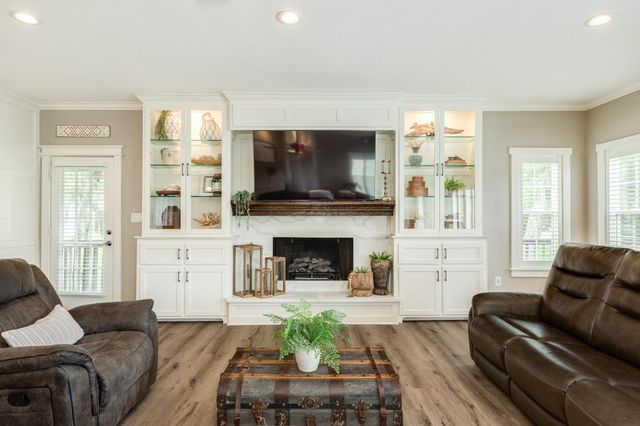 1 Buffalo Ct, Lake Jackson, TX 77566