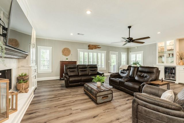 1 Buffalo Ct, Lake Jackson, TX 77566