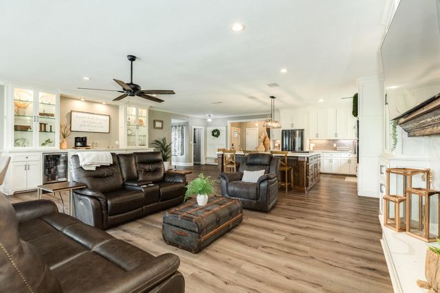 1 Buffalo Ct, Lake Jackson, TX 77566