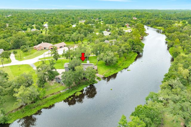 1 Buffalo Ct, Lake Jackson, TX 77566