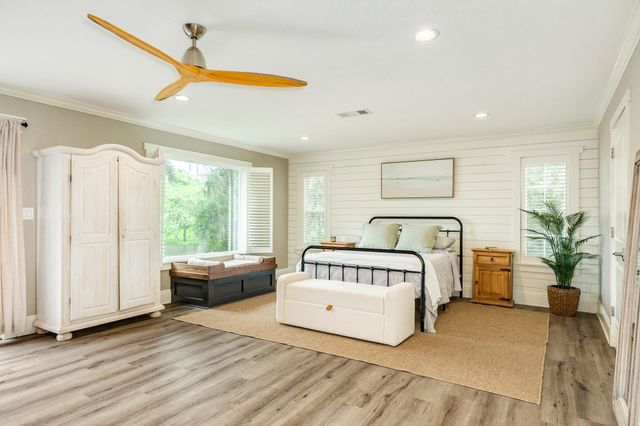 1 Buffalo Ct, Lake Jackson, TX 77566